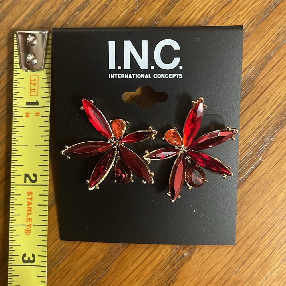 NWT *** RED I.N.C. International Concepts Flower Stud Earrings - Picture 2 of 4